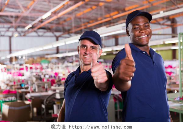 微笑的工厂工人竖起大拇指加油点赞点赞手势